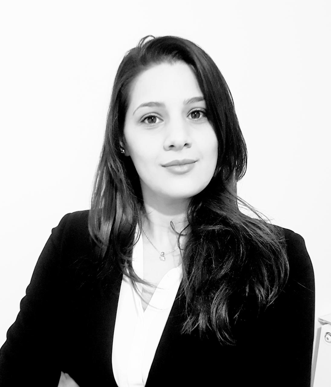 Portrait professionnel de Assia Fadli, Développeuse Backend Java spécialisée dans les environnements Cloud